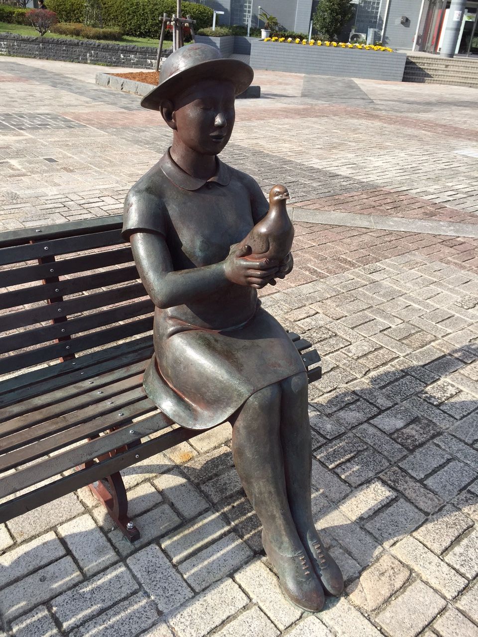 「晴朗な日」鳩を持った女性の像