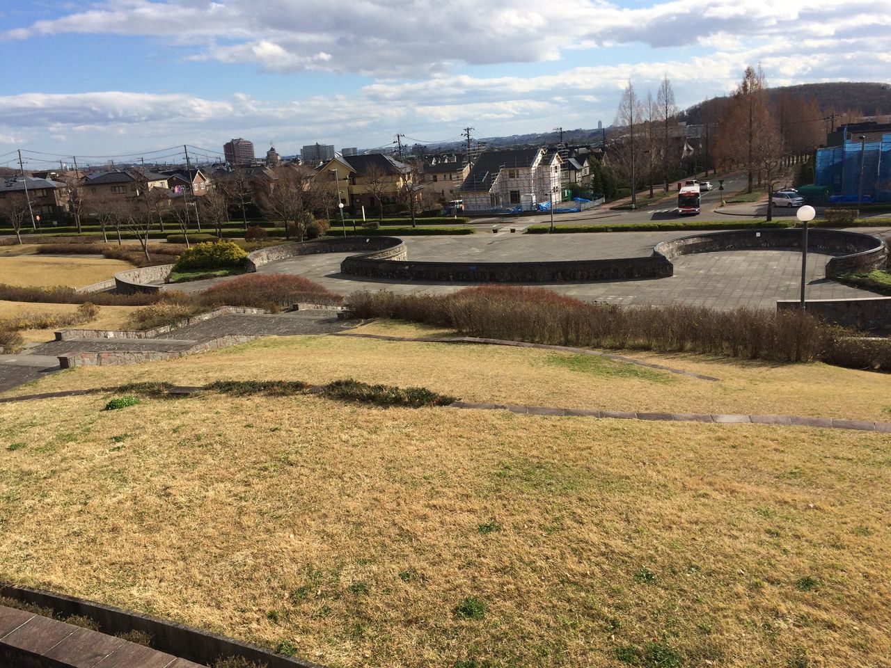紫山公園 芝生と入り口